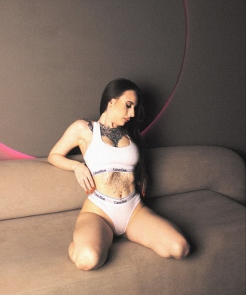 Благодаря моему опыту, я готова удовлетворить все твои желания. Мои услуги охватывают широкий спектр эротических фантазий – от классического секса до ролевых игр. Я умею создать горячую и расслабляющую атмосферу при встрече и окунуть тебя в мир наслаждения. Отзывы моих клиентов подтверждают мою высокую профессиональную осведомленность. Прилагаю фото, чтобы ты смог насладиться моей красотой. С радостью жду встречи в Москве для создания незабываемых моментов. 💋🌹🔥 9793, 21 год